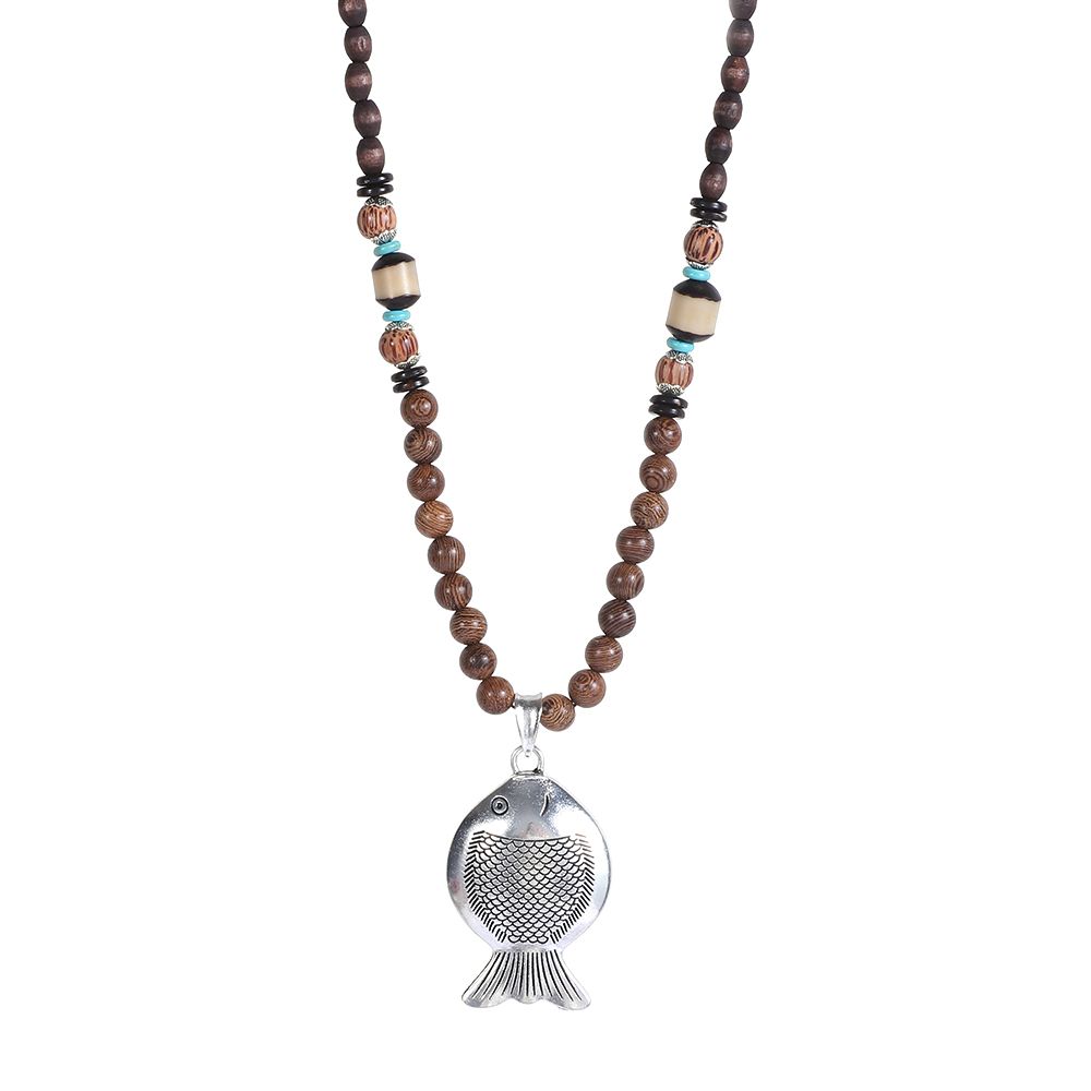 Collier vintage en perles de bois avec grand pendentif poisson argenté