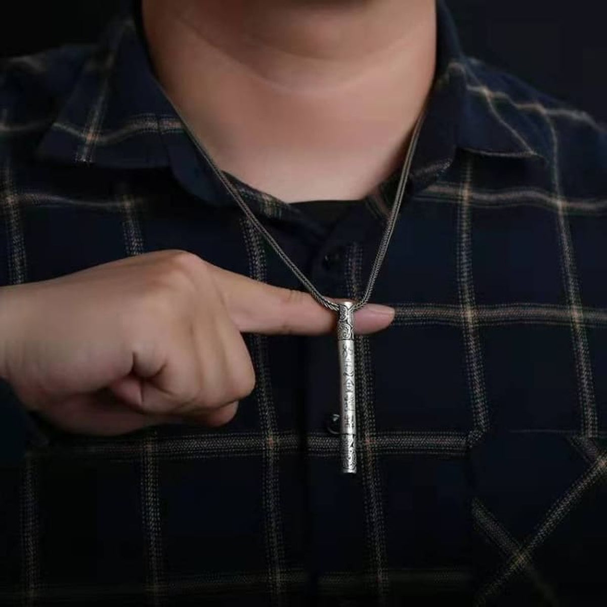 Collier Wukong porté sur une chemise sombre, visage hors cadre