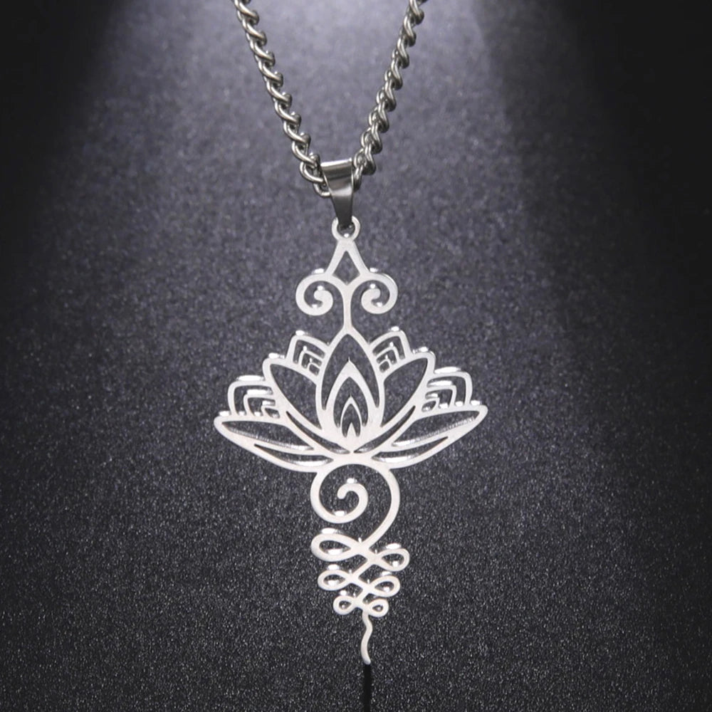 Collier avec pendentif fleur de lotus en acier inoxydable éclairé sur fond gris
