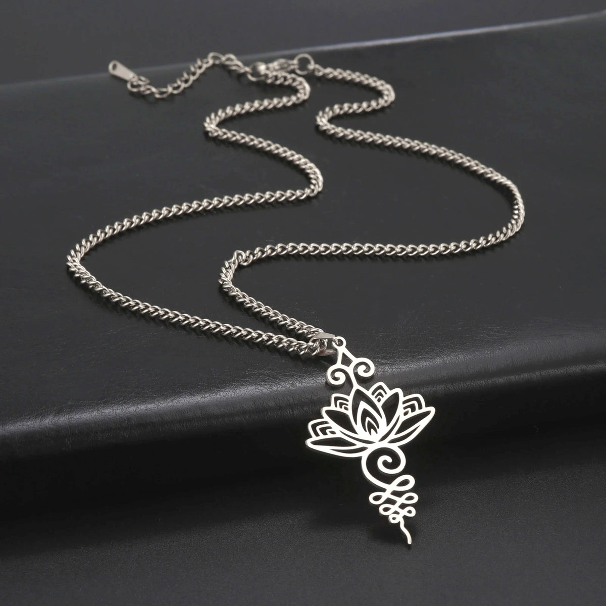 Collier avec pendentif fleur de lotus en acier inoxydable