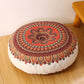 Coussin de Méditation Multicolore à Imprimé Bohème posé sur un sol en bois