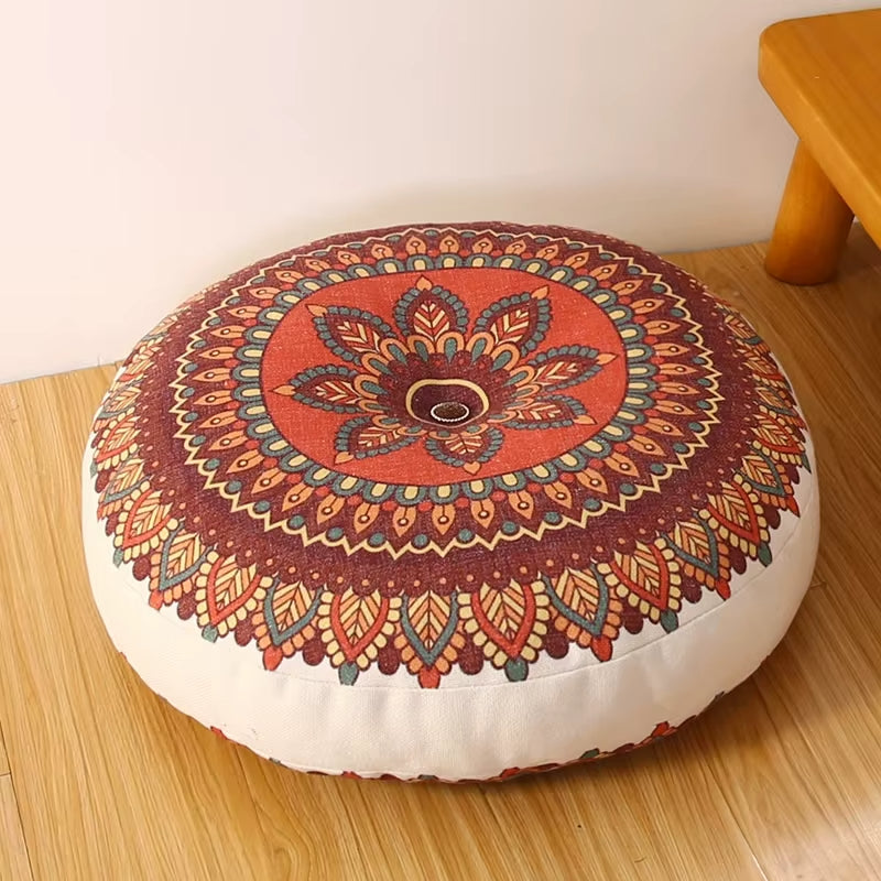 Coussin de Méditation Multicolore à Imprimé Bohème posé sur un sol en bois