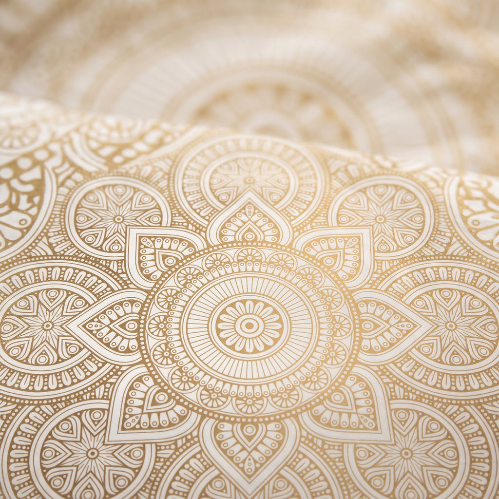 Gros plan sur le motif mandala dore de la housse de couette zen