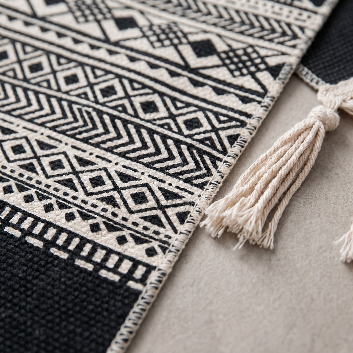 Detail des motifs geometriques et franges du tapis kilim turc