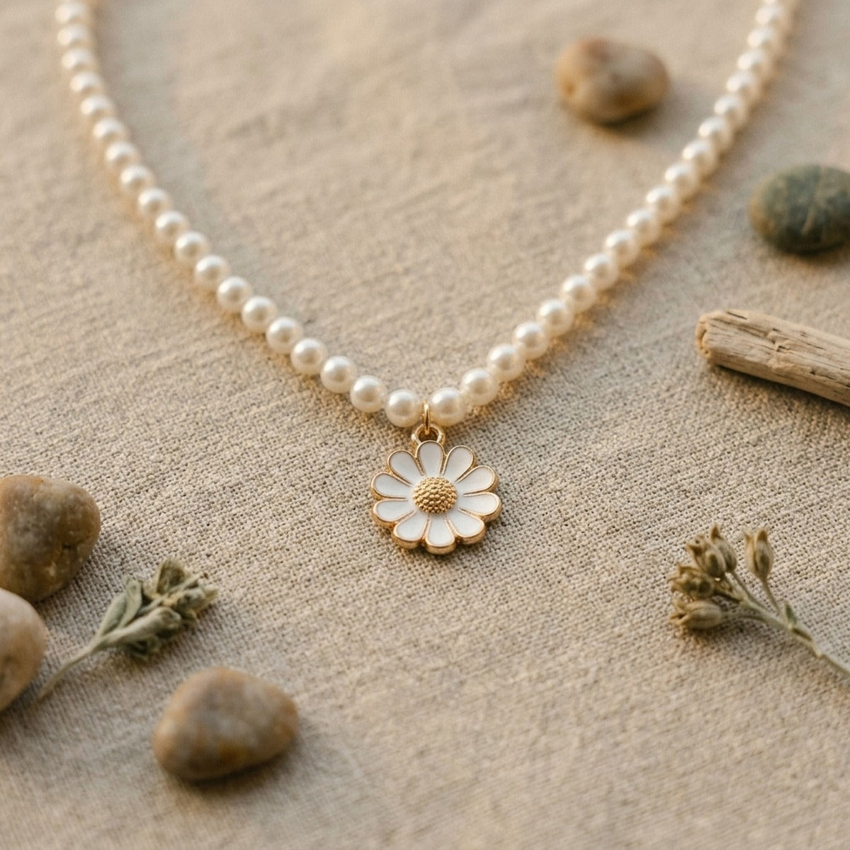 Gros plan sur le pendentif marguerite et les perles d'eau douce
