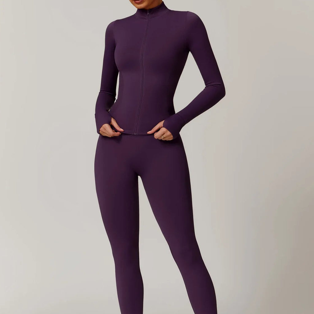 Ensemble Yoga Violet Stretch - Confort et Élégance sur fond gris porté par une femme