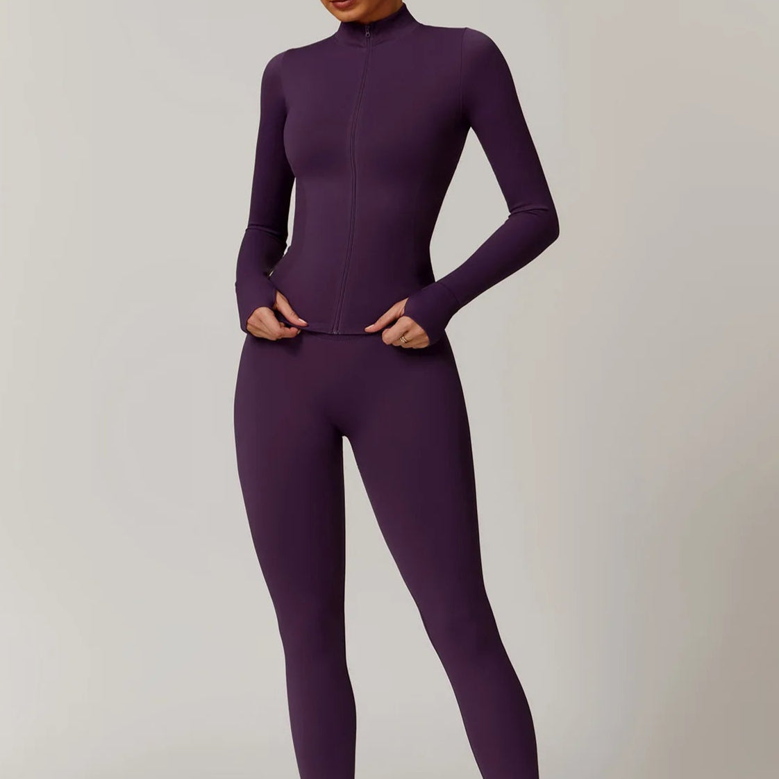 Ensemble Yoga Violet Stretch - Confort et Élégance sur fond gris porté par une femme