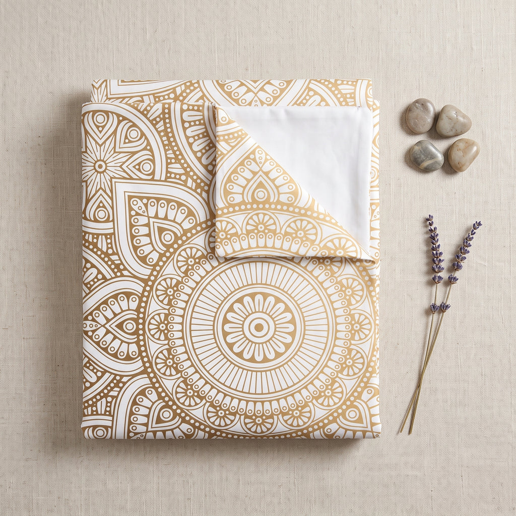 Housse de couette mandala pliee a plat sur fond lin avec galets et lavande