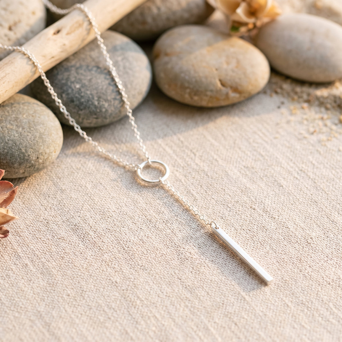 Collier lariat cycle infini finition argentée, gros plan