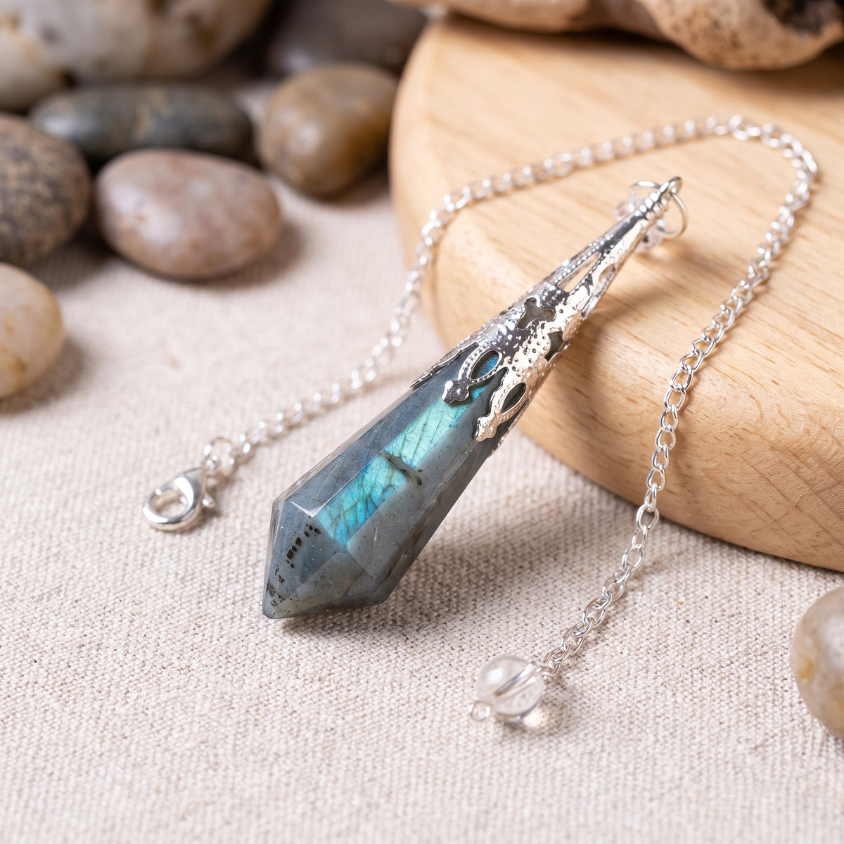Pendule labradorite finition argentée, gros plan