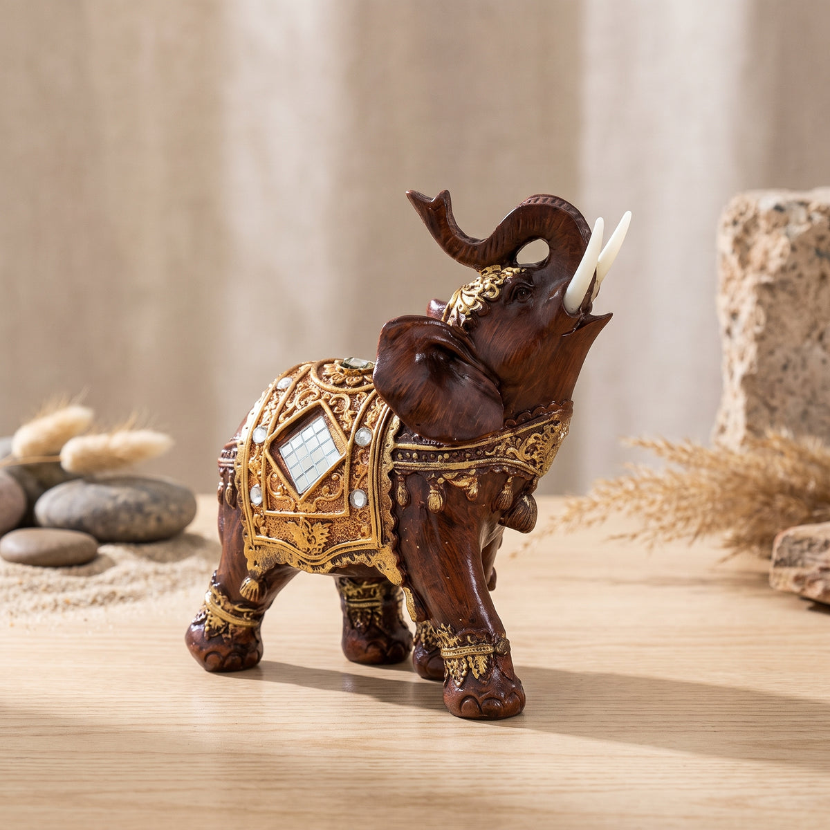 Statuette éléphant porte-bonheur finition boisée, ornements dorés et miroir