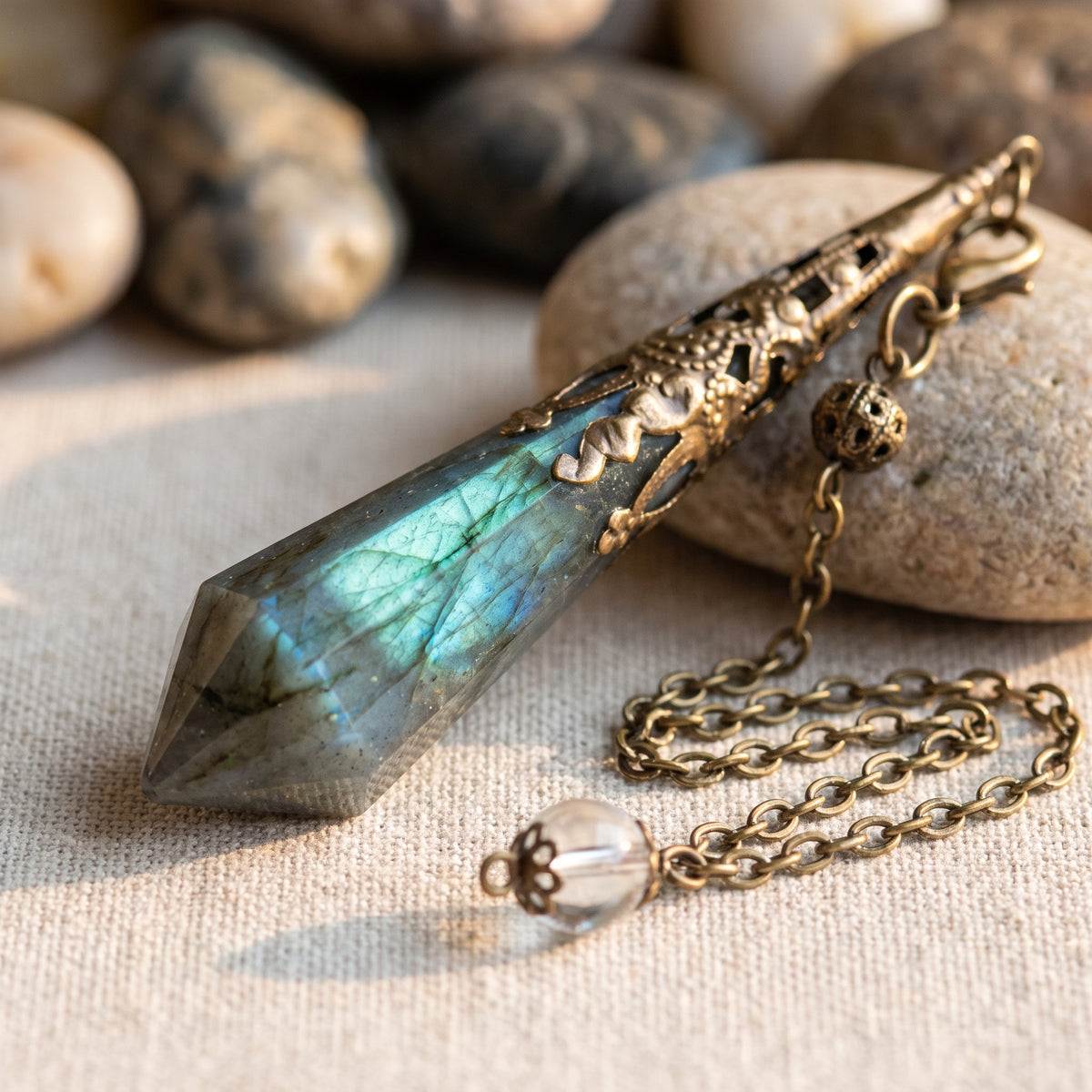 Pendule labradorite finition bronze antique, gros plan