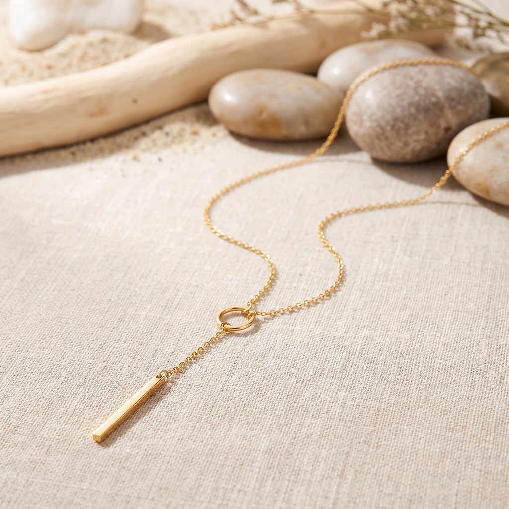 Collier lariat cycle infini finition dorée, gros plan