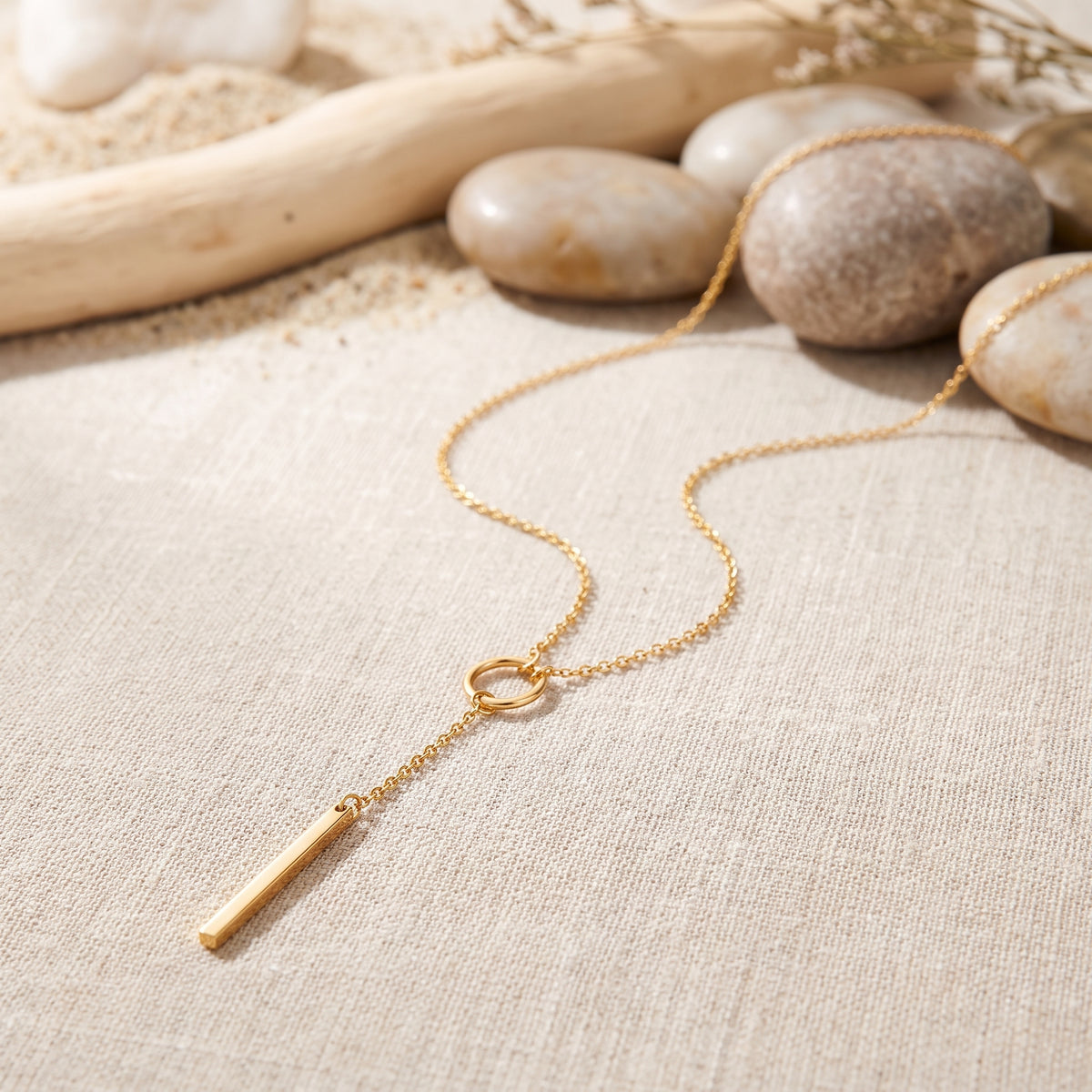 Collier lariat cycle infini finition dorée, gros plan