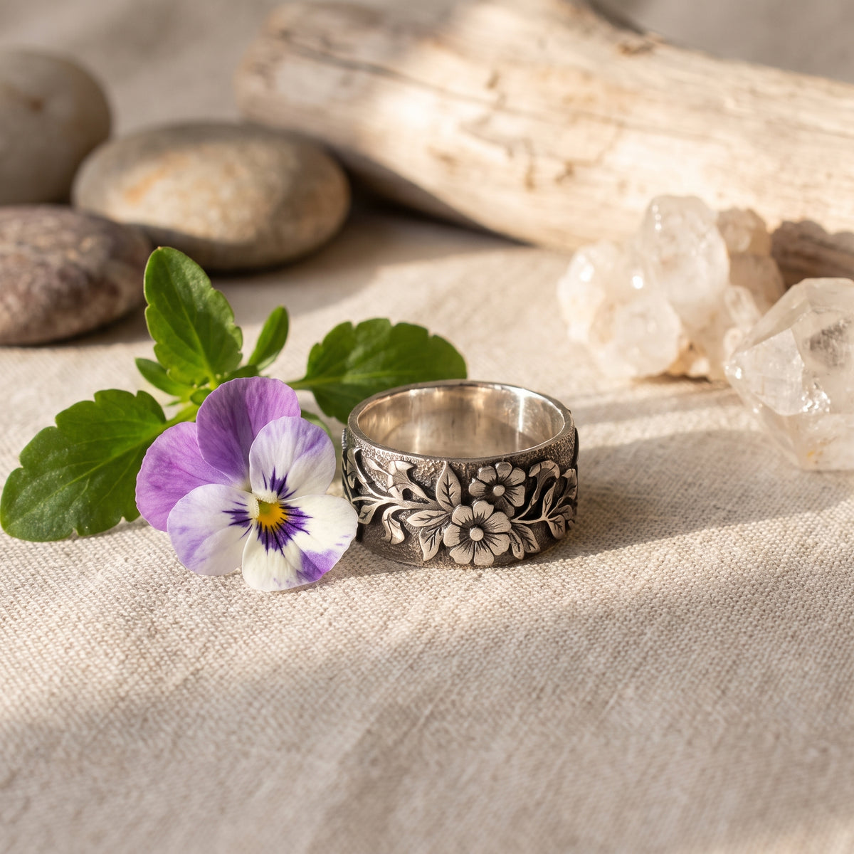 Bague fleur de pensée posée sur lin avec une pensée fraîche