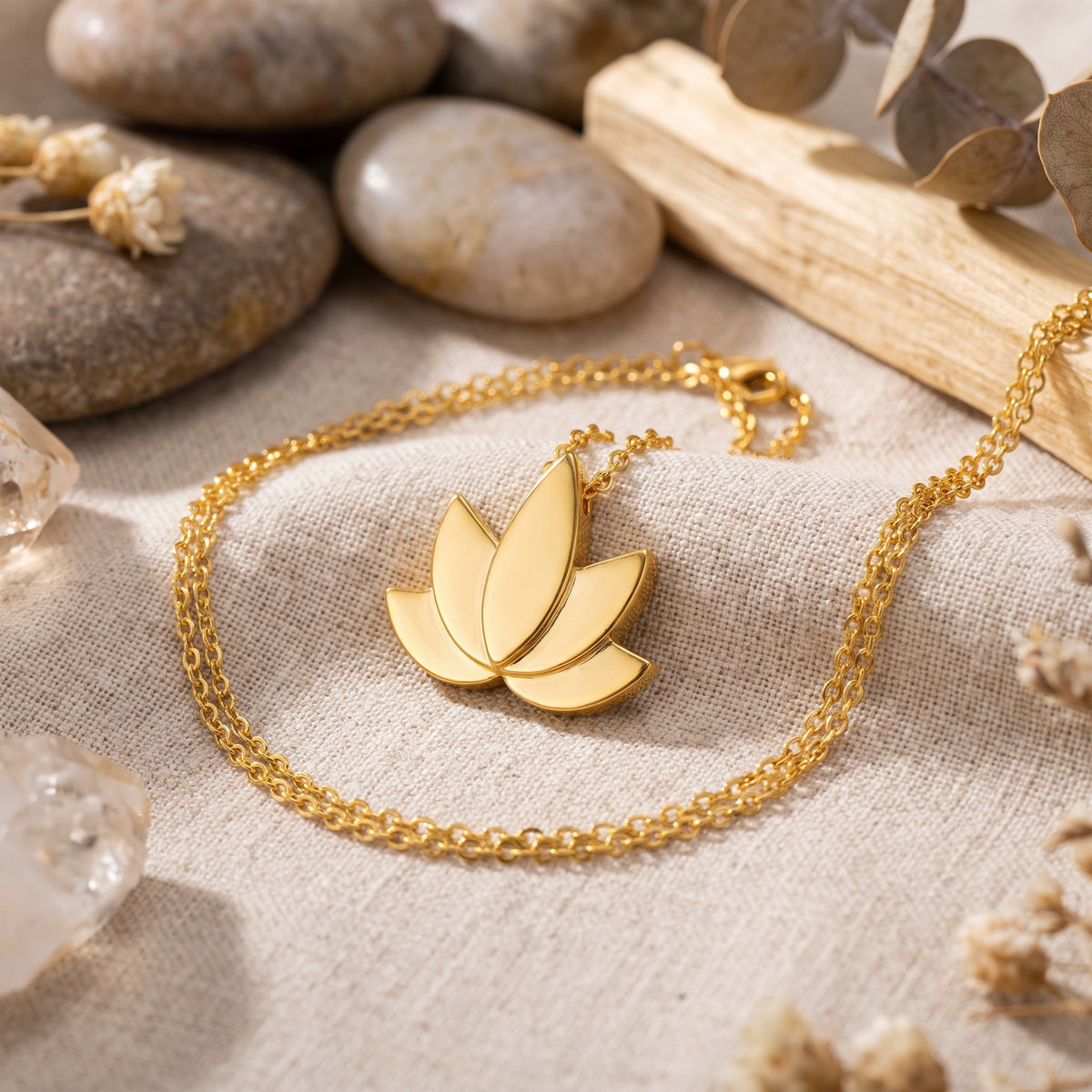 Collier fleur de lotus doré, gros plan