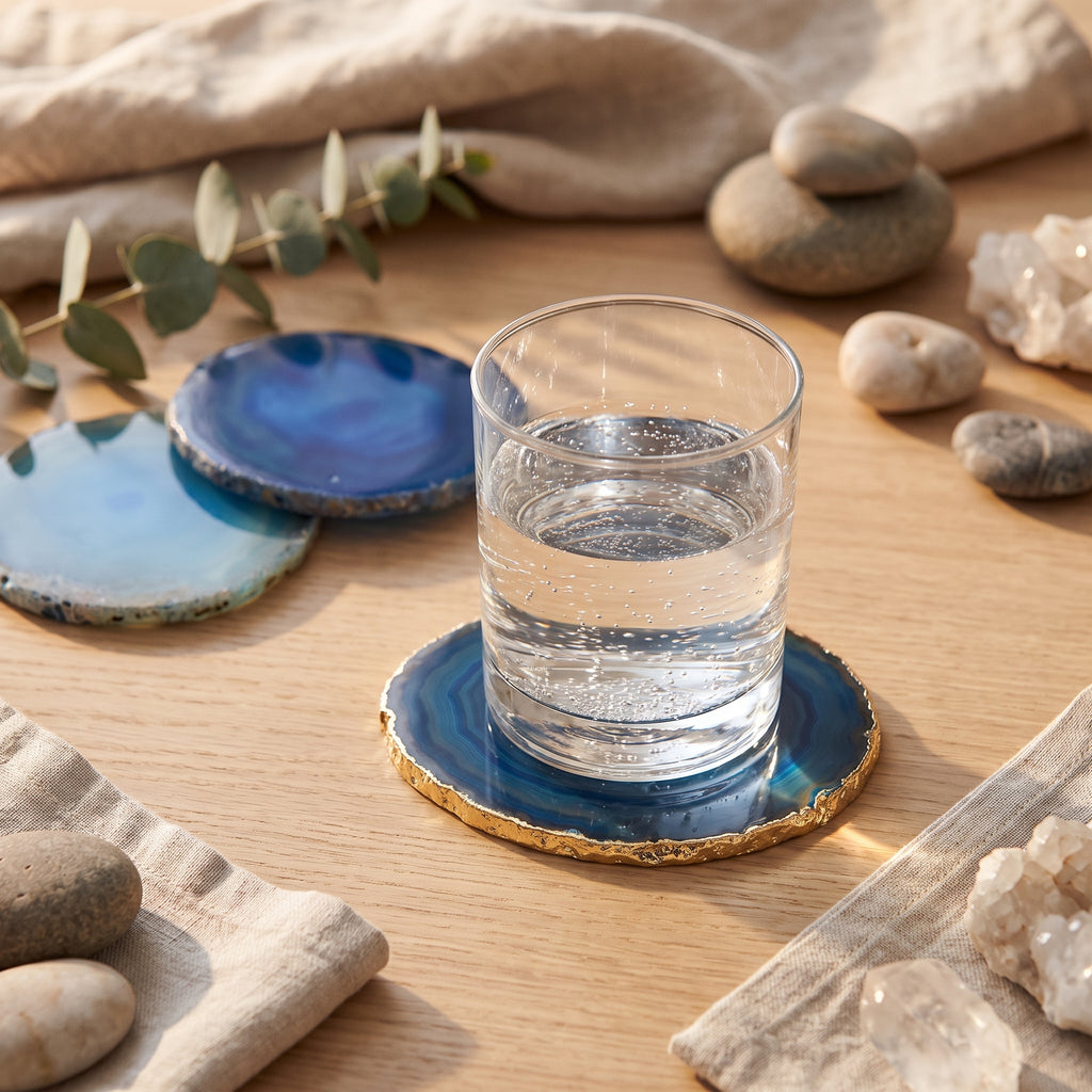 Verre d'eau posé sur un dessous de verre en agate bleue sur une table zen