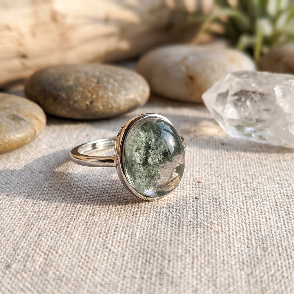 Bague ajustable cristal de roche à inclusions vertes, gros plan