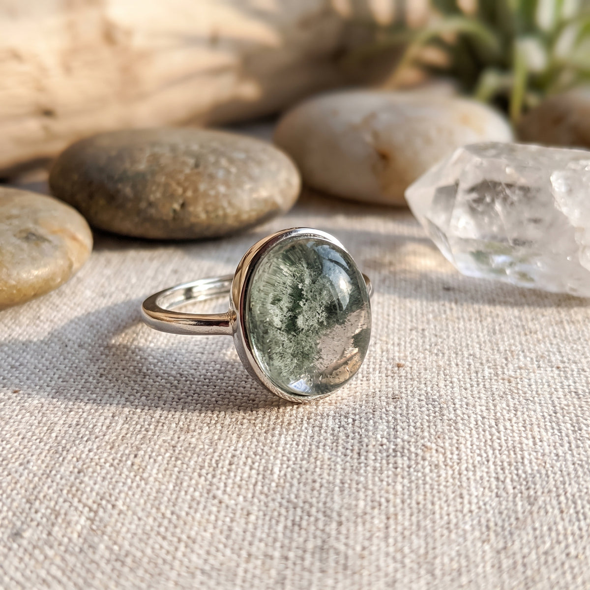 Bague ajustable cristal de roche à inclusions vertes, gros plan