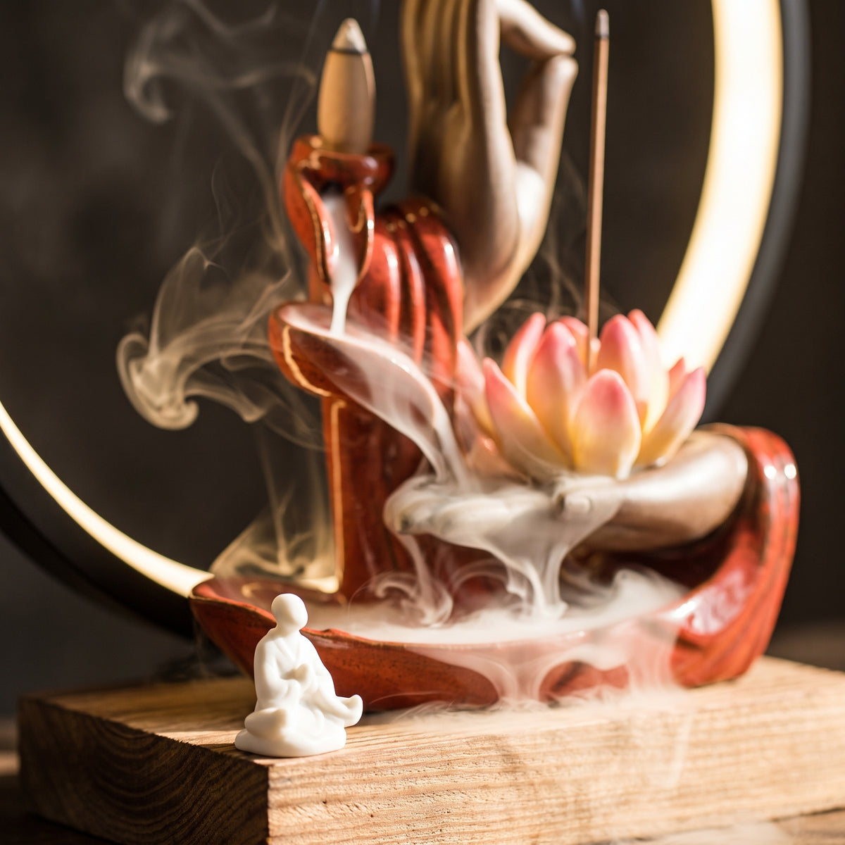 Gros plan du lotus lumineux et de la fumée qui cascade, porte-encens à reflux