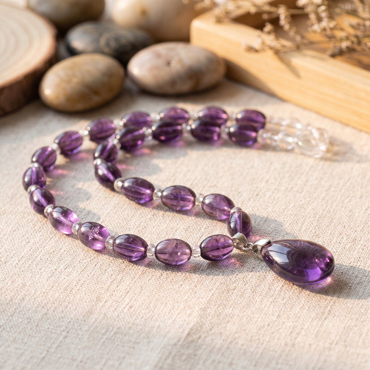 Pendentif goutte et perles de cristal violet, gros plan