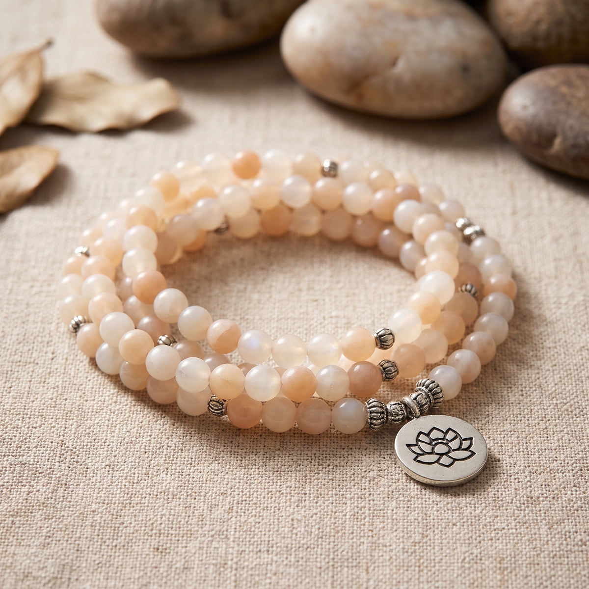 Bracelet mala 108 perles pierre de lune et lotus, gros plan