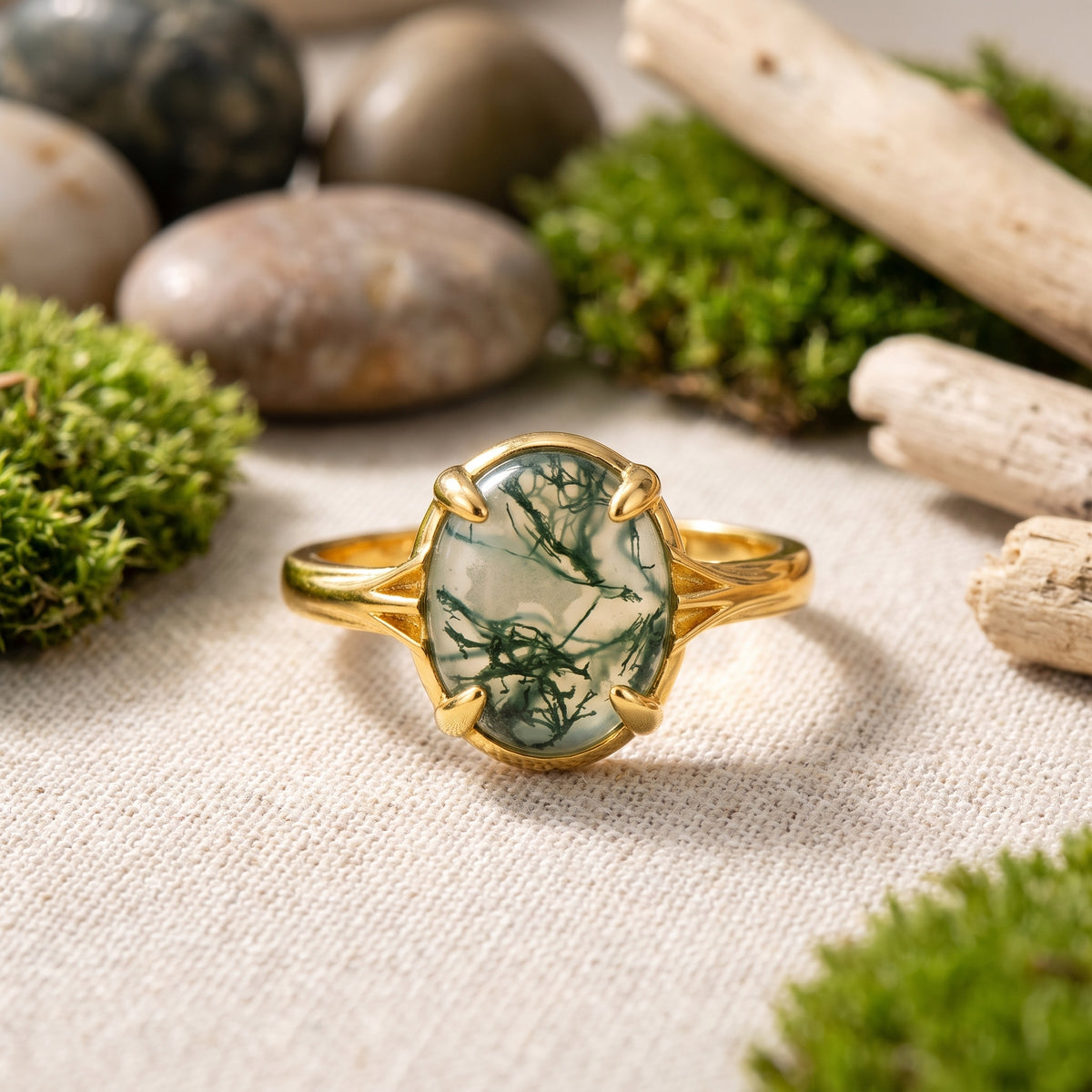 Bague agate mousse ajustable dorée, gros plan des inclusions vertes