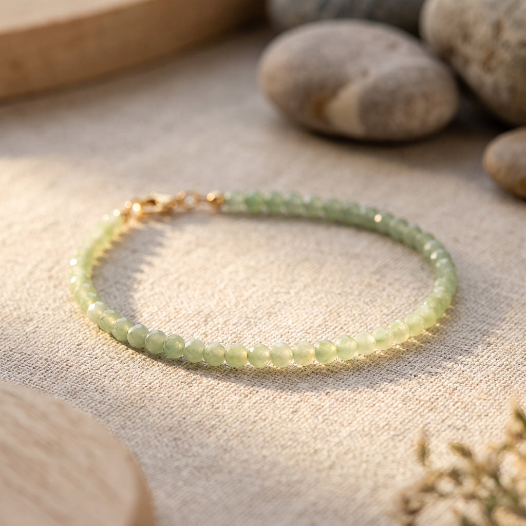 Macro du bracelet fin en perles de jade vert facettées