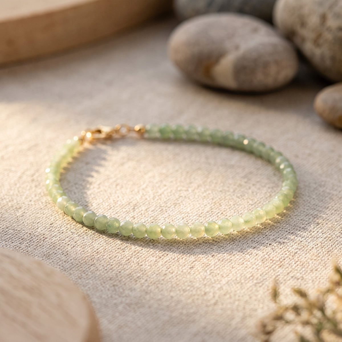 Macro du bracelet fin en perles de jade vert facettées
