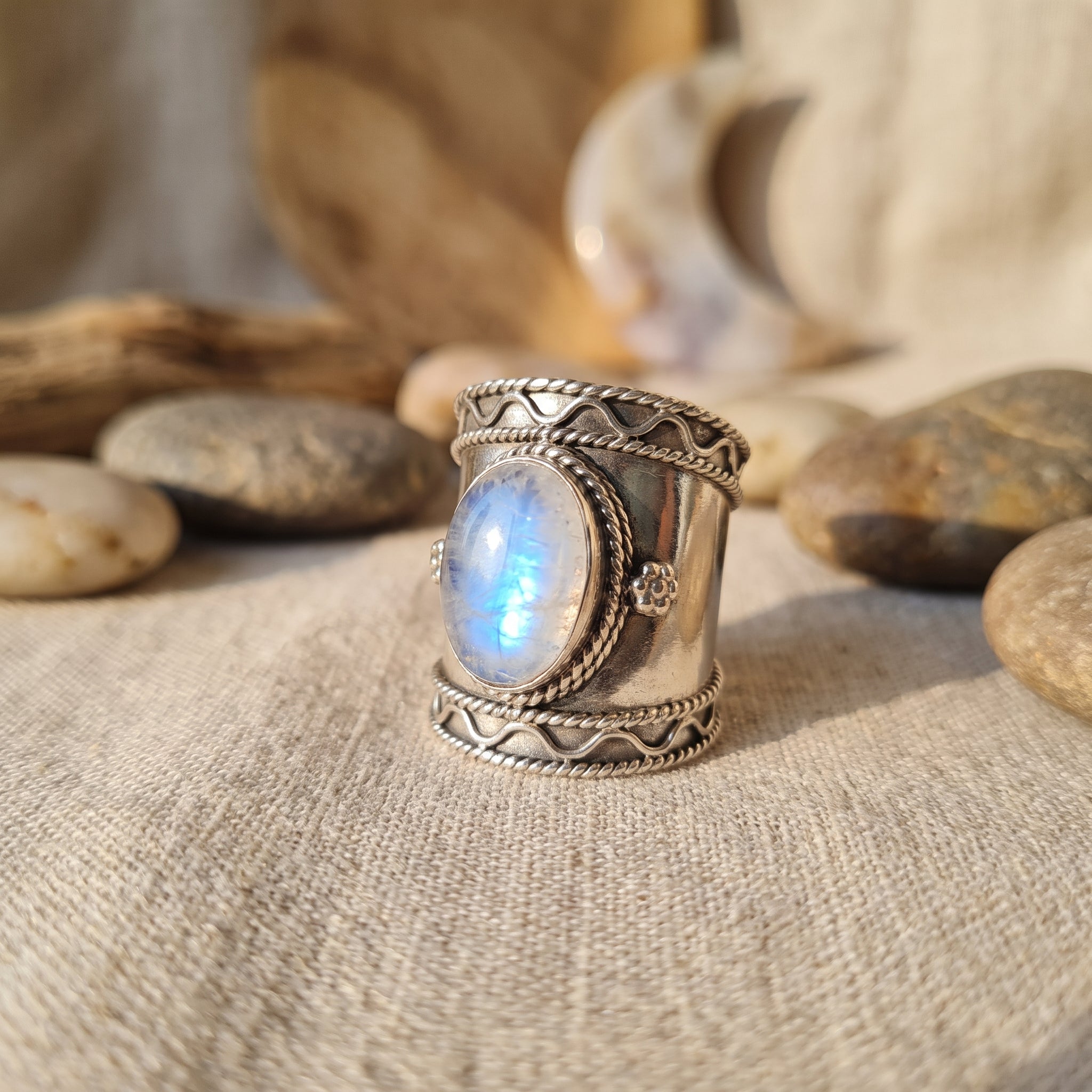 Bague vintage pierre de lune, adularescence bleutée en gros plan Image