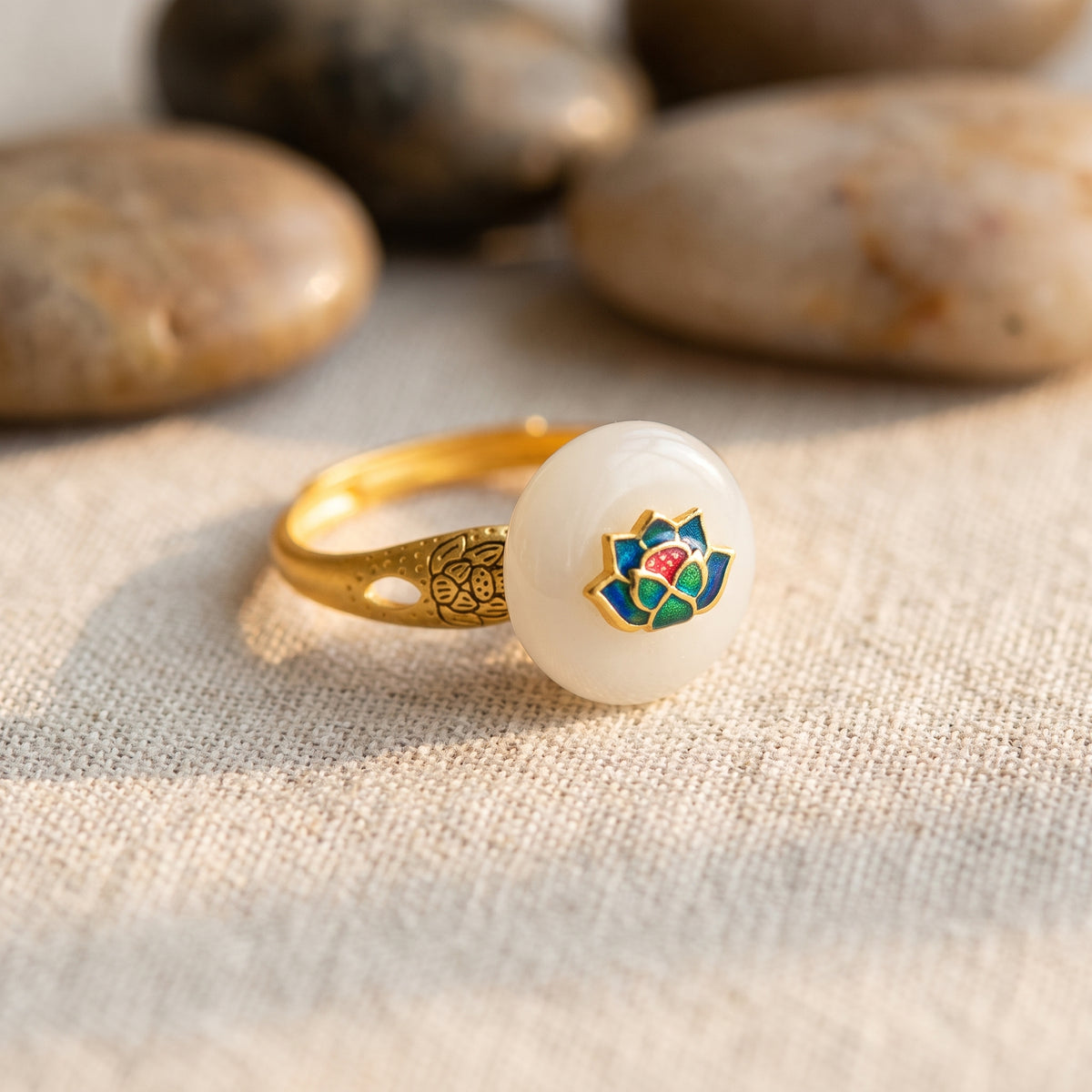 Bague lotus jade blanc et émail, gros plan