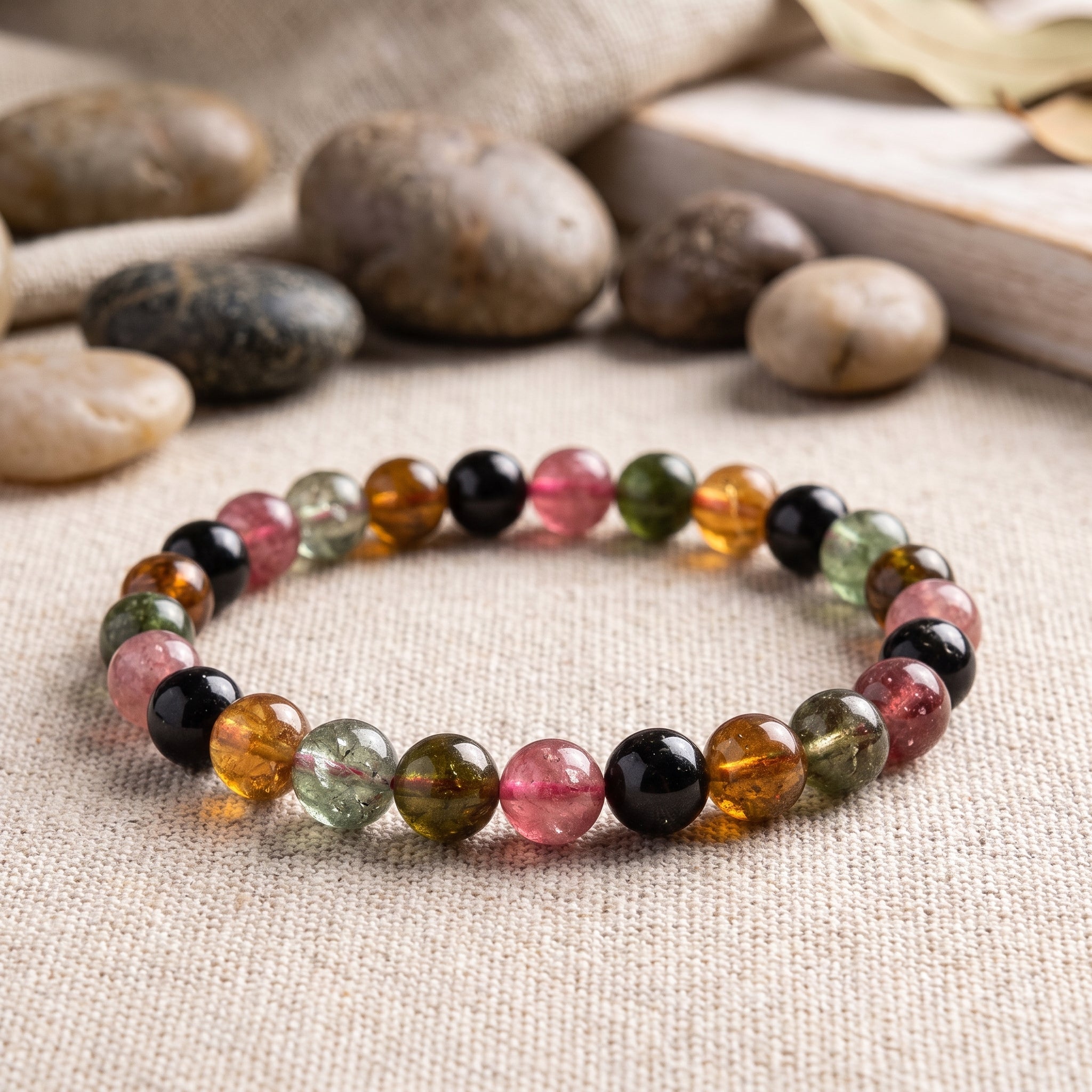 Bracelet en tourmaline multicolore, gros plan des perles colorées Image