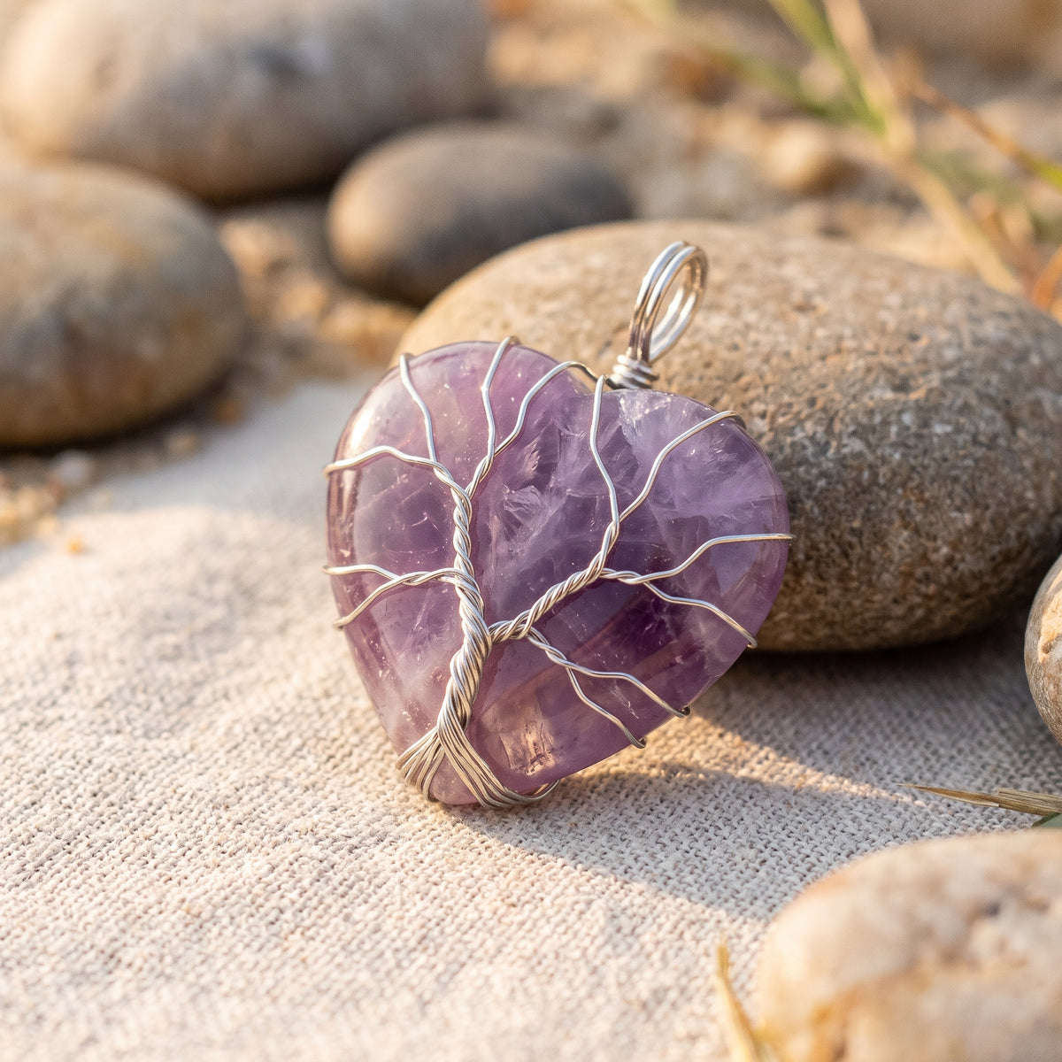 Pendentif coeur arbre de vie amethyste, gros plan