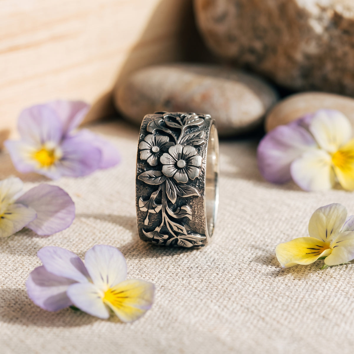 Macro de la bague fleur de pensée gravée en relief
