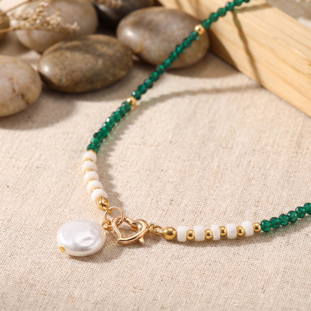 Détail du collier perle baroque, fermoir coeur doré