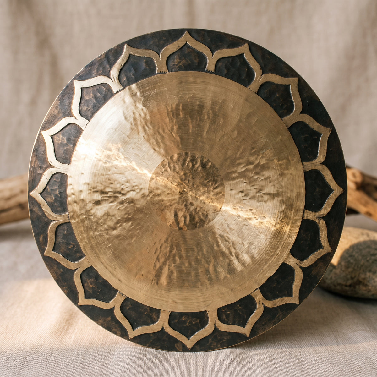 Face du gong tibétain, laiton martelé et couronne de lotus gravée