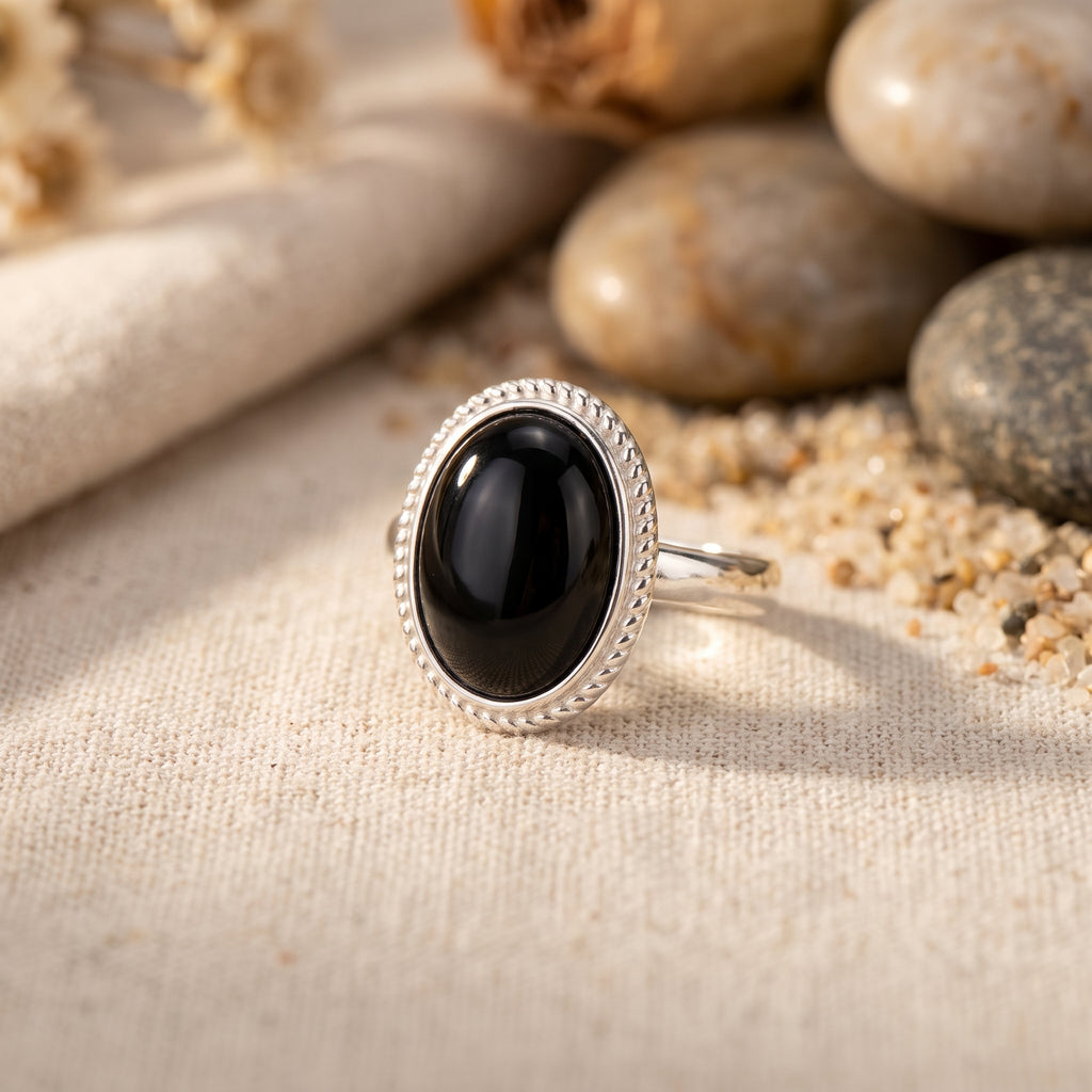 Bague réglable cabochon noir, gros plan