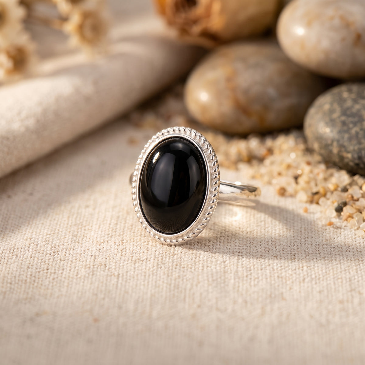 Bague réglable cabochon noir, gros plan