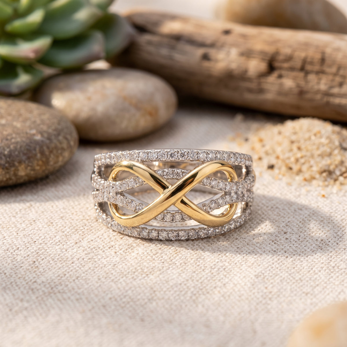 Bague infini pavée de zircons et symbole doré, gros plan