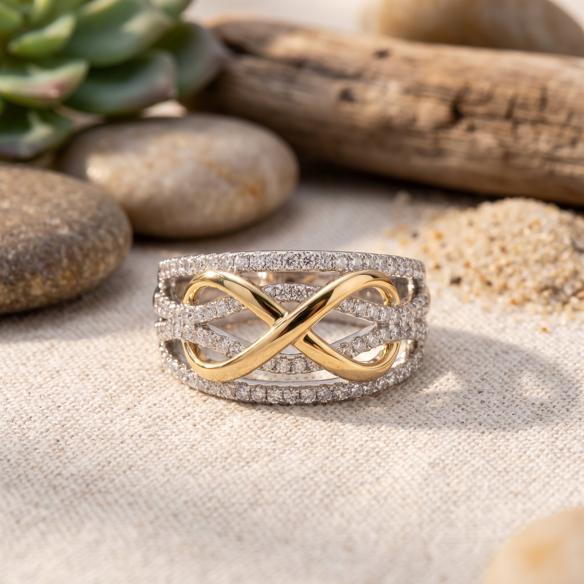 Bague infini pavée de zircons et symbole doré, gros plan Image