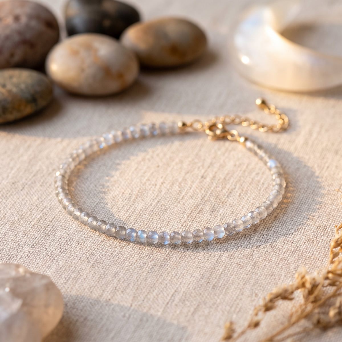Bracelet fin en pierre de lune aux reflets bleutés, gros plan