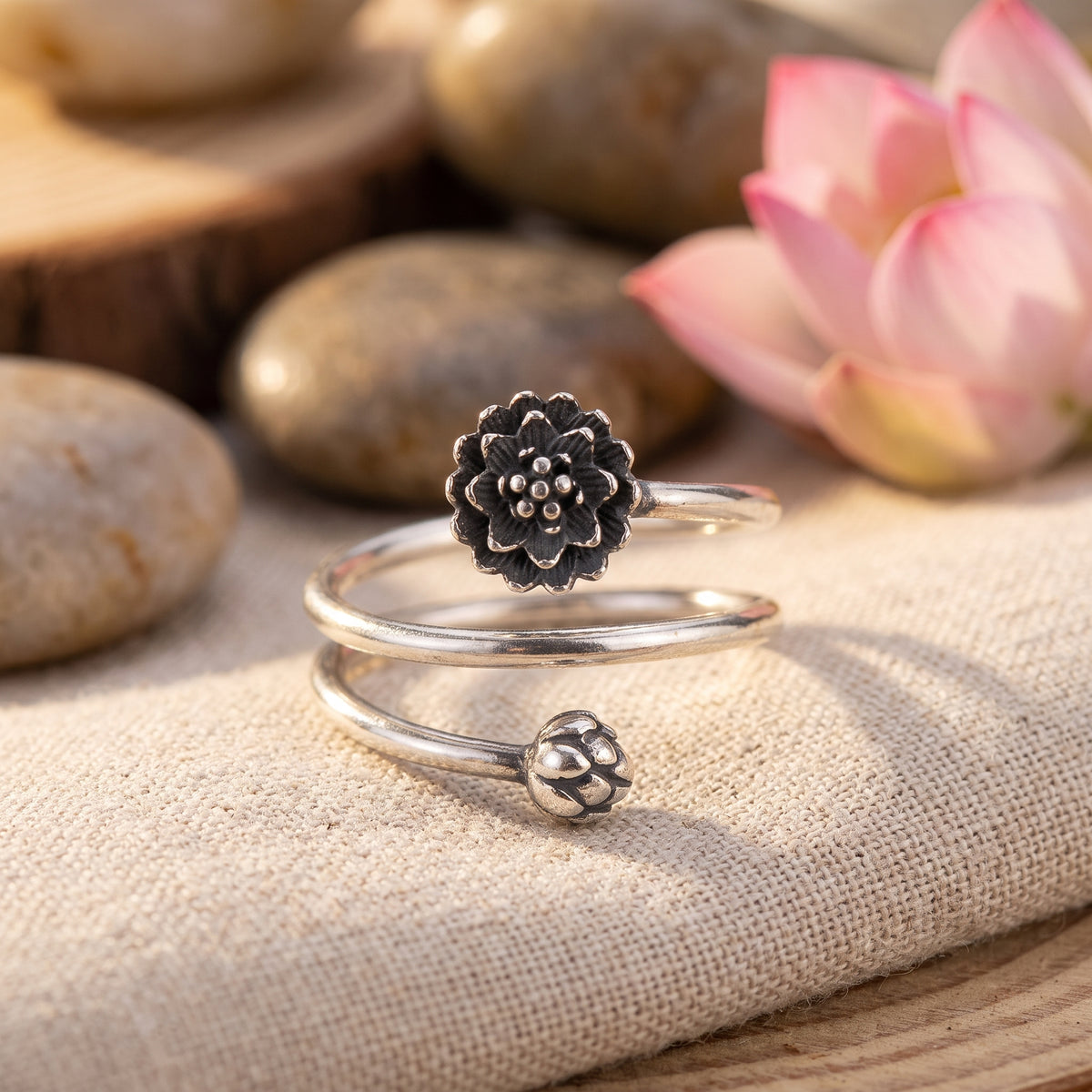 Bague lotus ajustable argentée, gros plan de la fleur ciselée