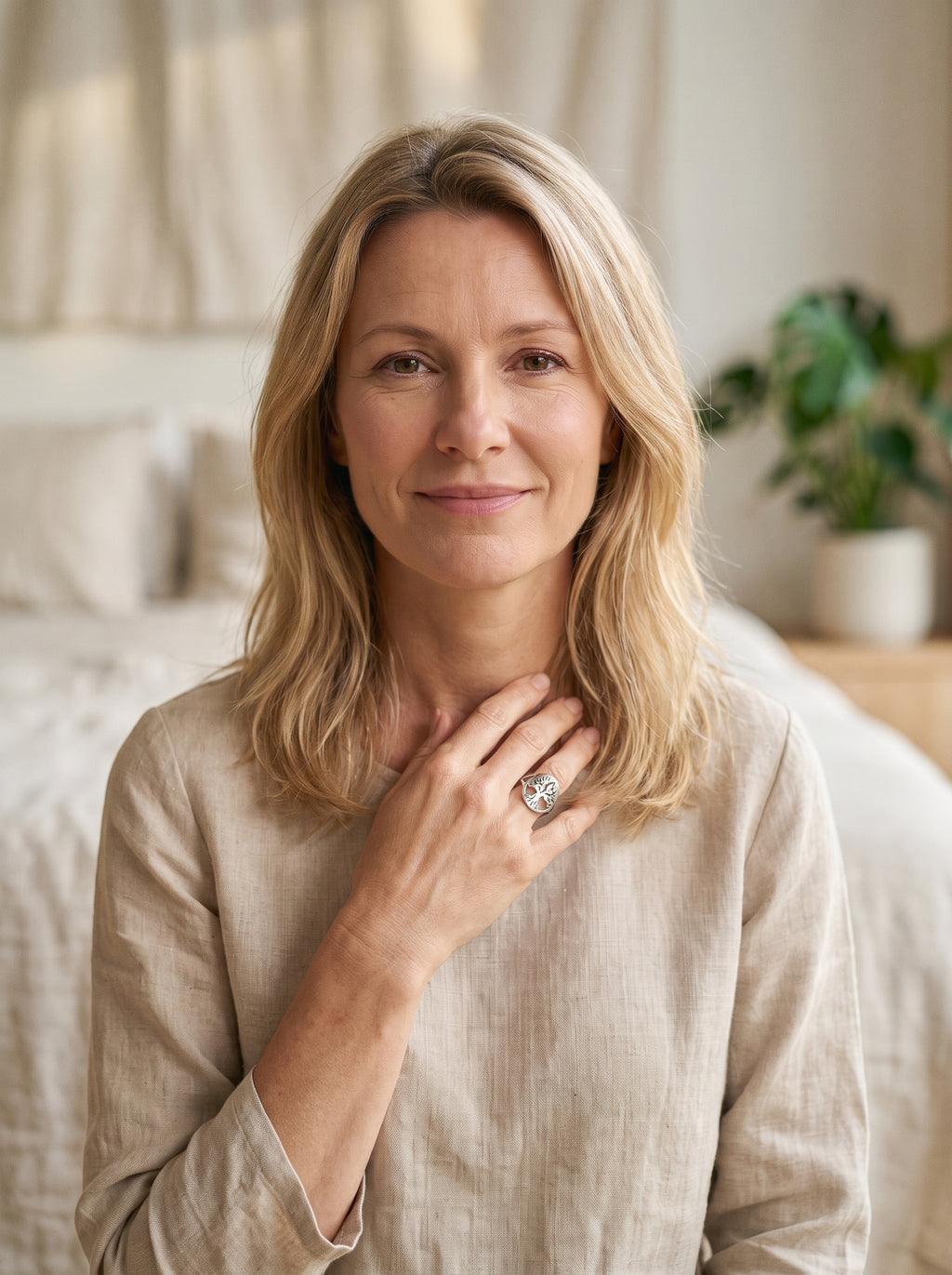Femme souriante portant la bague arbre de vie en acier inoxydable