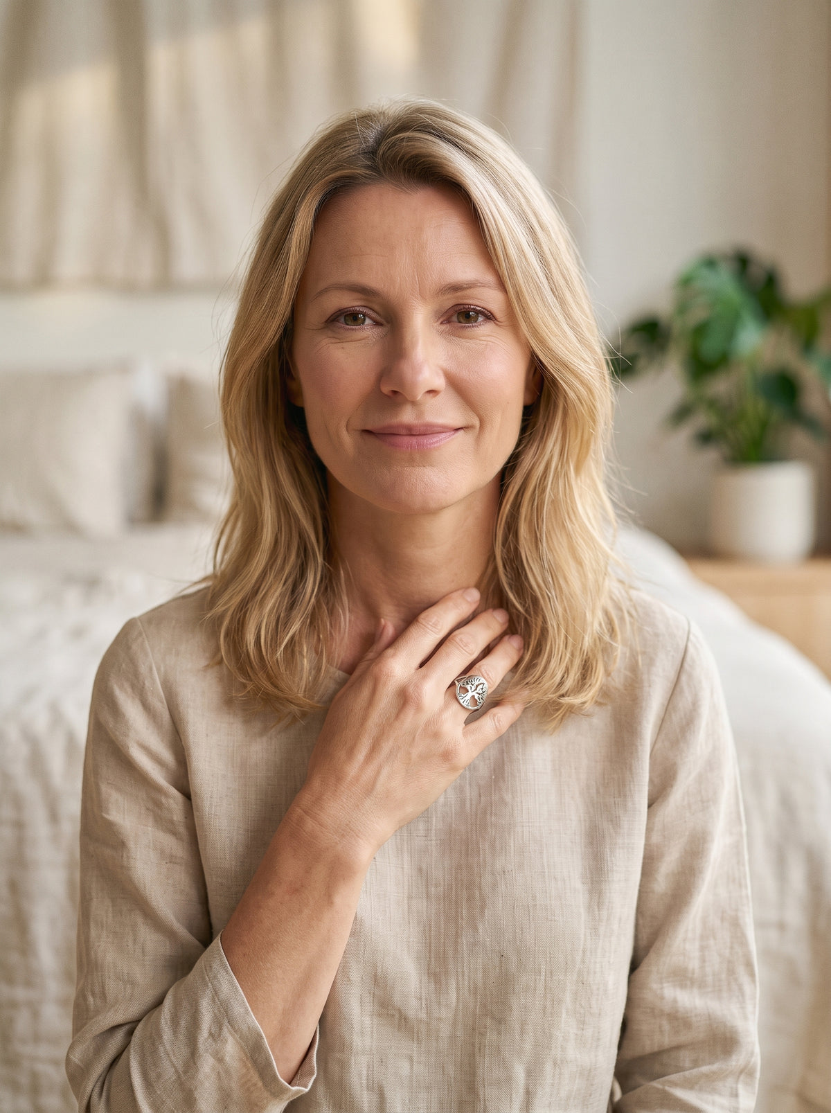 Femme souriante portant la bague arbre de vie en acier inoxydable