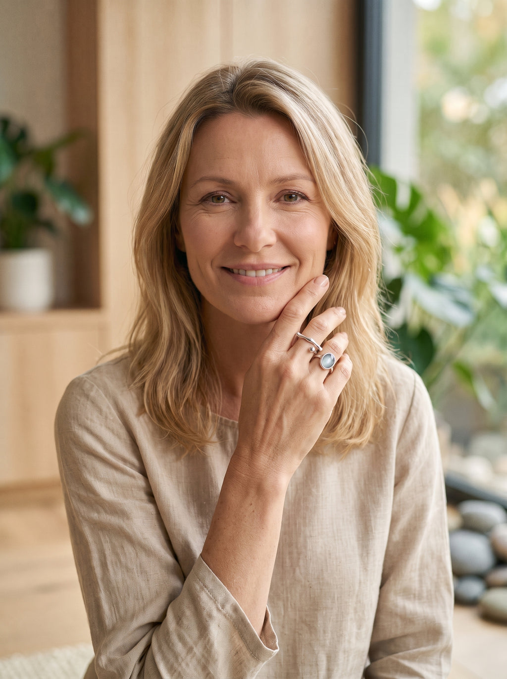 Femme souriante portant le set de 2 bagues fines pierre bleutée