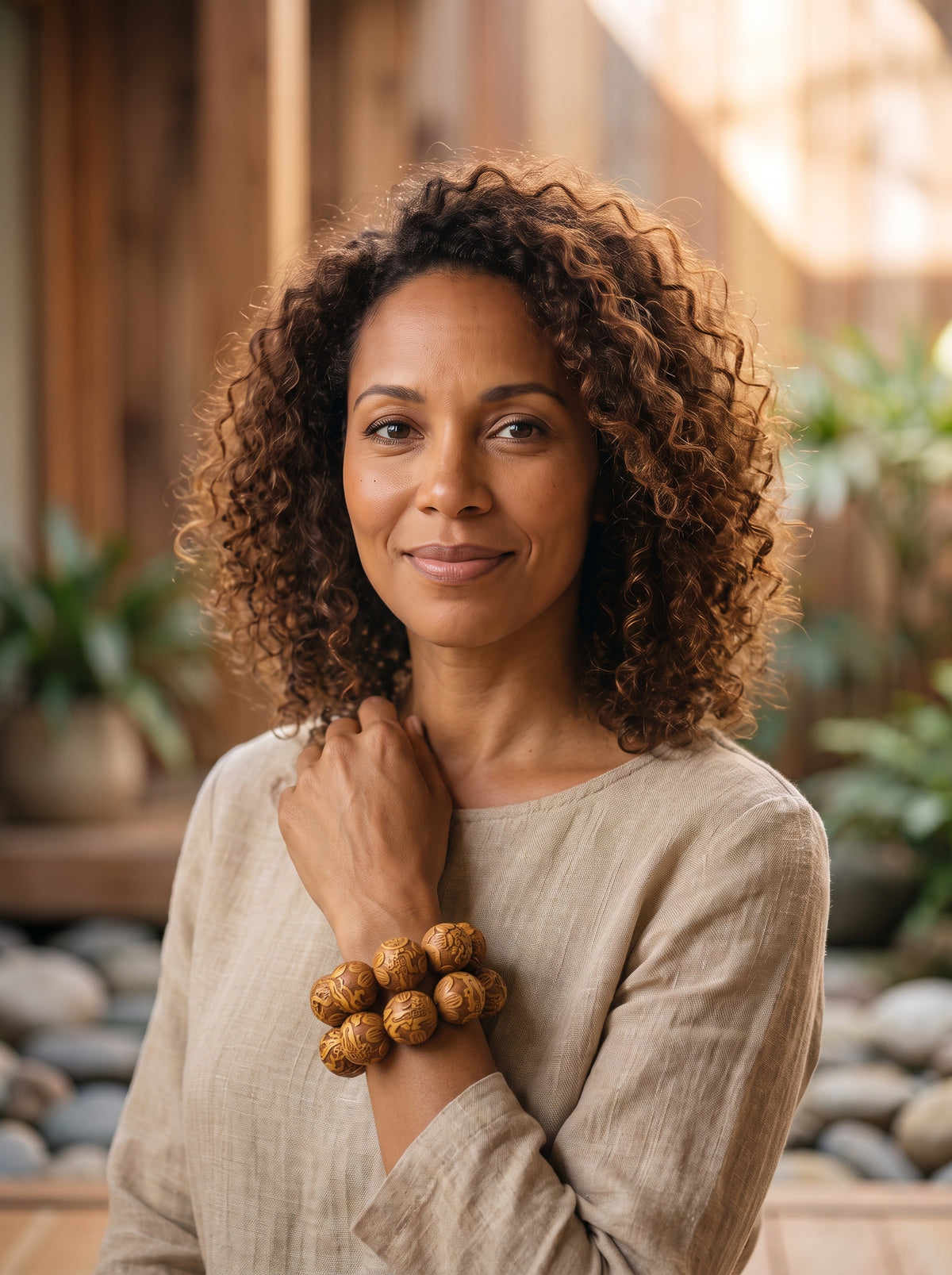 Femme souriante portant le bracelet en bois de santal chien-fu