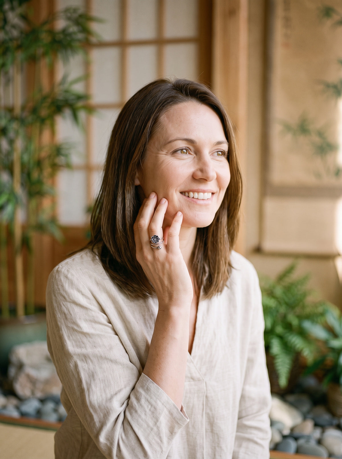 Femme souriante portant la bague lotus ajustable argentée