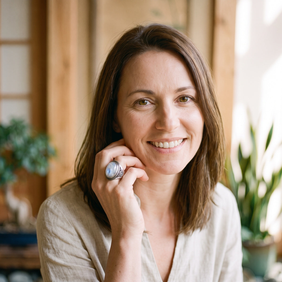 Femme souriante portant la bague chevalière en pierre de lune