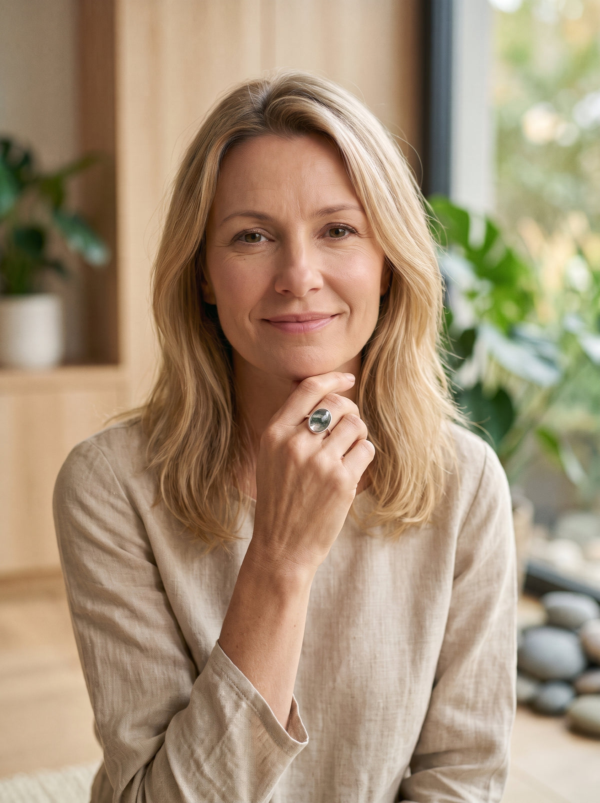 Femme souriante portant la bague cristal de roche à inclusions