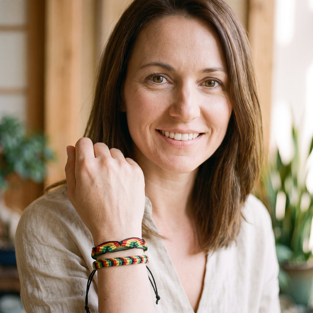 Femme souriante portant des bracelets brésiliens Rasta tressés au poignet
